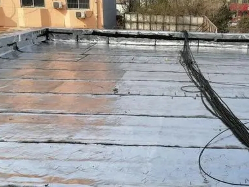 于洪卫生间漏水维修公司分享下于洪屋面楼顶防水刚性防水层施工要点。